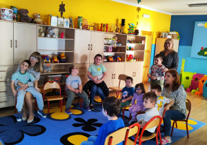 Dzieci oglądają film "GADKI z psem"