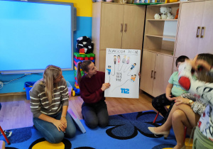 Panie prezentują wykonany plakat