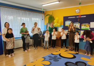 Dzieci z paniami śpiewają piosenkę