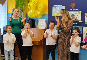 Dzieci z paniapi śpiewają piosenkę i klaszczą