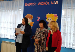 Pani wiceprezydent Małgorzata Kańska–Kipigroch, przewodnicząca komisji konkursowej Pani Anna Zwierzyńska oraz Pani dyrektor przedszkola specjalnego Maria Klauza.