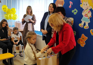 Pani wiceprezydent wręcza pierwszą nagrodę