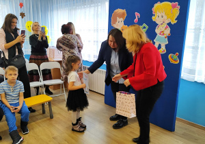 Pani wiceprezydent wręcza nagrodę za drugie miejsce.