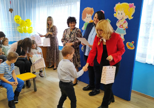 Pani wiceprezydent wręcza nagrodę za trzecie miejsce.