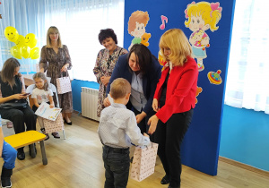 Pani wiceprezydent wręcza wyróżnienie.