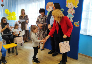 Pani wiceprezydent wręcza wyróżnienie.