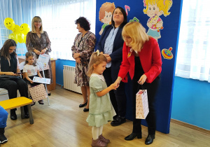 Pani wiceprezydent wręcza wyróżnienie.