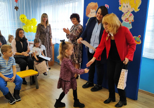 Pani wiceprezydent wręcza wyróżnienie.