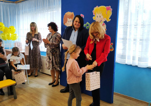 Pani wiceprezydent wręcza wyróżnienie.