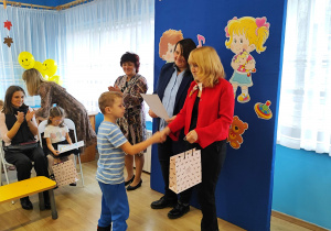 Pani wiceprezydent wręcza wyróżnienie.