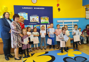 Laureaci konkursu wraz z Panią wiceprezydent Małgorzatą Kańską–Kipigroch, przewodniczącą komisji konkursowej Panią Anną Zwierzyńską oraz Panią dyrektor przedszkola Specjalnego Marią Klauza.