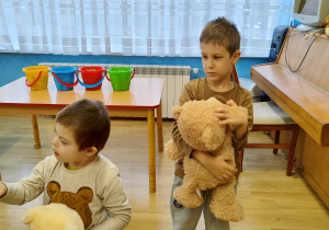 Michał i Antoś przytulają swoje misie