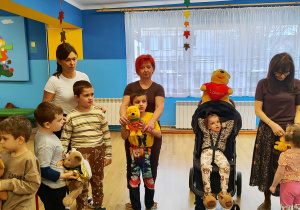 Dzieci podczas zabawy ruchowej z misiami