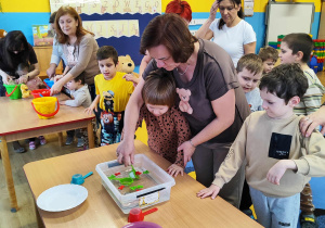 Celinka wyławia misie z wody.