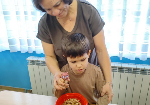 Mikołaj znalazł misia.