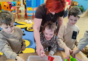 Nadia, Boguś i Kuba łowią misie.