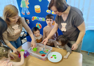 Marysia i Iza łowią misie.