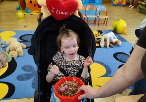 Nadia znalazła misia w wiaderku z trocinami.