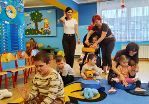 Dzieci z Paniami wystukują rytm do piosenki.