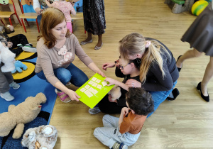 Pani Ula częstuje dzieci wafelkami z miodem