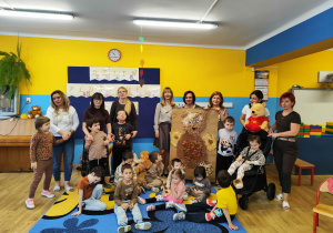 Dzieci z Paniami prezentują wyklejonego misia.