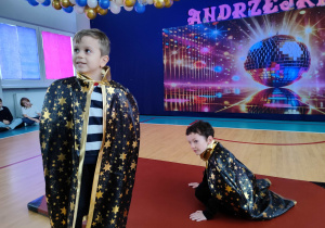 Kuba z Bogusiem bawią się na scenie.