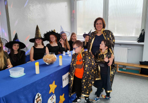 Chłopcy z p. Asią przy stole z wróżbami.