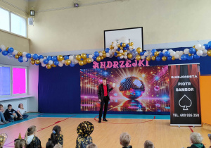 Dzieci oglądają występ iluzjonisty