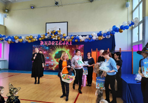 Pani wiceprezydent częstuje dzieci cukierkami, a Pani dyrektor PSP nr 3 wręcza podziękowania i świąteczne upominki przybyłym gościom.