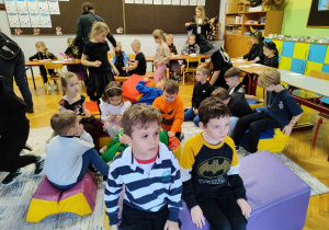 Dzieci na sali z poczęstunkiem.