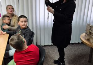 Pani Ewa prezentuje parasol.