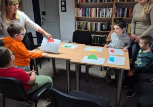 Chłopcy prezentują swoje prace.