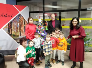 Bajkowa choinka w Miejskiej Bibliotece Publicznej