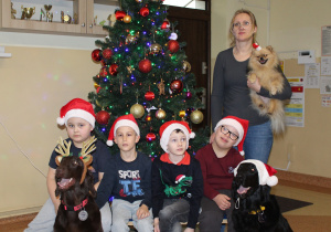 Świąteczne zajęcia z dogoterapii - na zdjęciu Mikołaj, Michał, Kuba i Szymon z p. Anetką