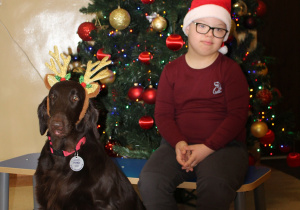 Świąteczne zajęcia z dogoterapii - na zdjęciu Szymon