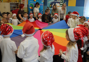 Wizyta przedszkolaków z PP Nr 9 - wspólna zabawa wszystkich dzieci