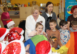 Wizyta przedszkolaków z PP Nr 9 - wspólna zabawa wszystkich dzieci