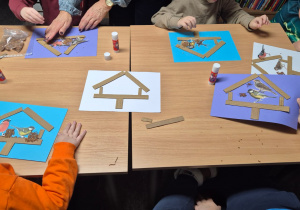 Grudniowe spotkanie czytelnicze - na zdjęciu przedszkolaki w trakcie wykonywania pracy plastycznej