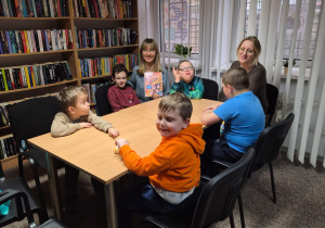 Grudniowe spotkanie czytelnicze - na zdjęciu Yaroslav, Bohdan, Szymon, Kuba i Mikołaj z p. Kasią i Anetką