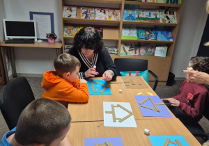 Grudniowe spotkanie czytelnicze - na zdjęciu przedszkolaki w trakcie wykonywania pracy plastycznej