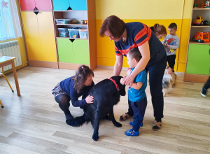 Zajęcia z dogoterapii - na zdjęciu Antoś i Julia z p. Asią