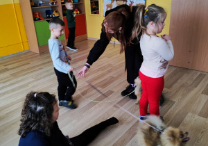 Zajęcia z dogoterapii - na zdjęciu Filip, Julia, Wiktor i Oliwia z terapeutką