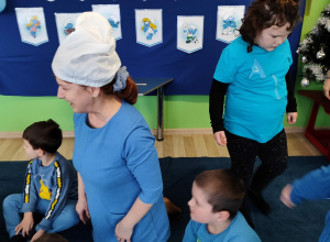 Kolor niebieski - na zdjęciu p. Ula z przedszkolakami dotykają folii bąbelkowej.