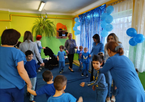 Dzień niebieski - dzieci z paniami tańczą w rytm piosenki