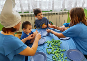 Dzień niebieski - dzieci z grupy IV łapią makaronowe rybki na słomki.