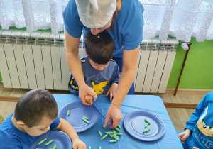 Dzień niebieski - dzieci z grupy IV łapią makaronowe rybki na słomki.