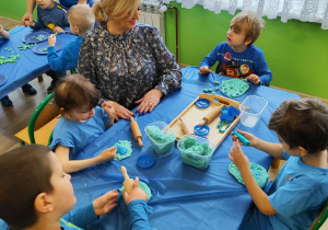 Dzień niebieski - na zdjęciu dzieci z grupy III ugniatają ciastolinę