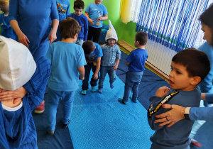 Dzień niebieski - przedszkolaki spacerują po folii bąbelkowej.