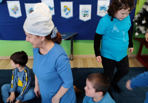 Dzień niebieski - przedszkolaki dotykają folii bąbelkowej.