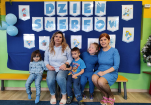 Dzień niebieski - na zdjęciu dzieci z grupy II z p. Ulą i z p. Anią.